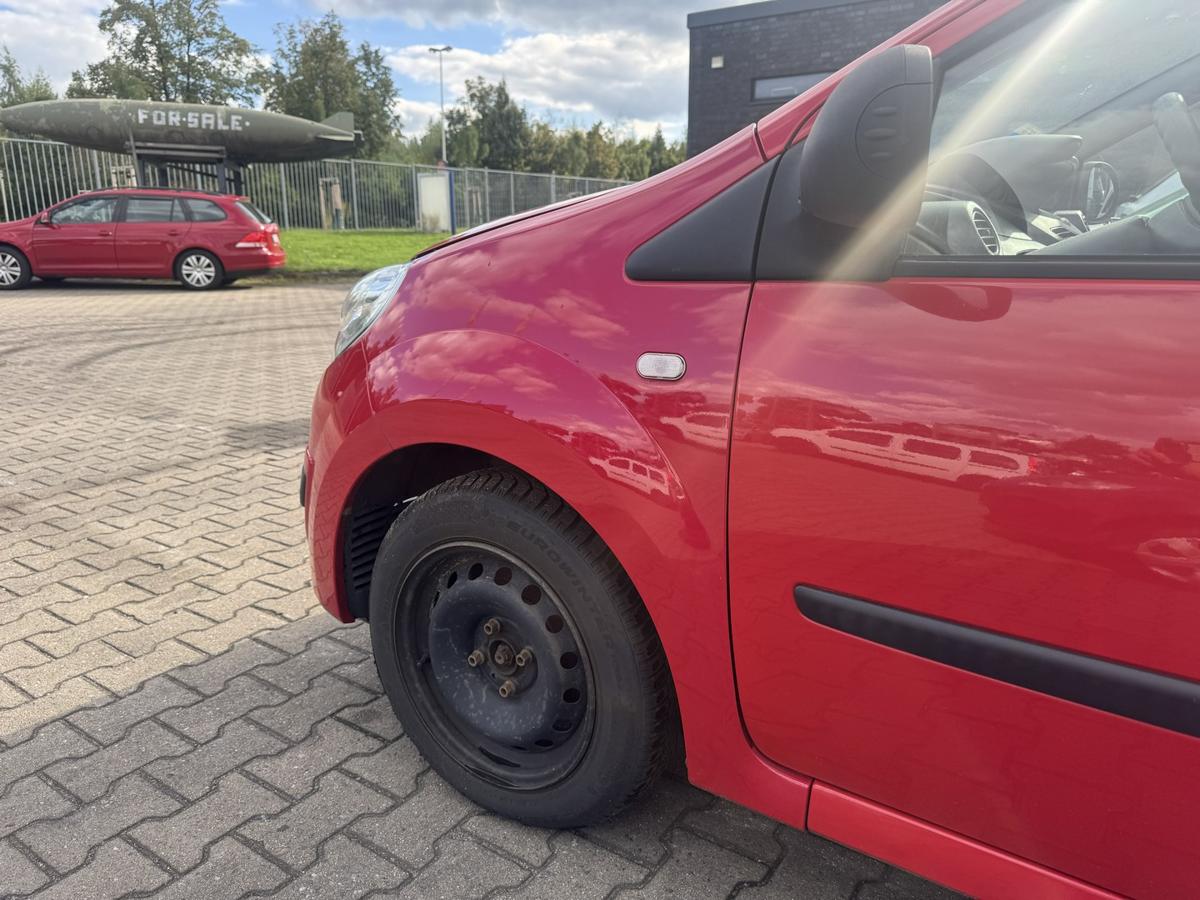 Renault Twingo 2 original Kotfl&uuml;gel vorn links OV727 Red Brisk Bj.2008